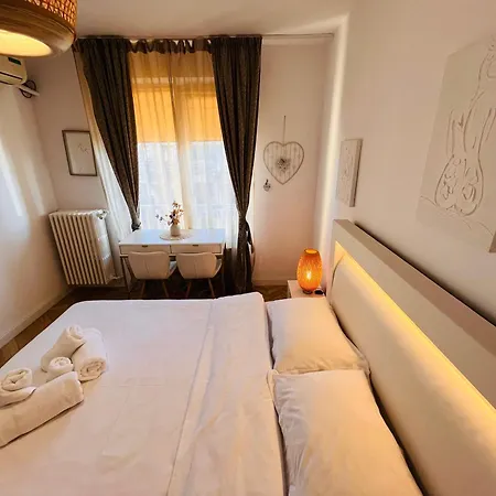 Mira - A For - Old Town Bucharest