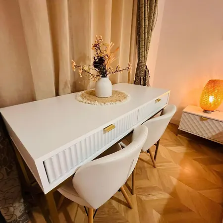 Mira - A For - Old Town Bükreş