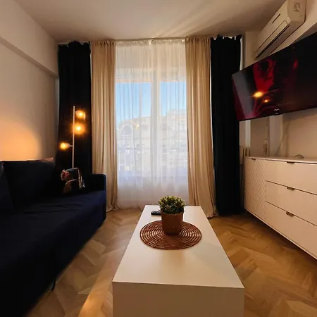 Mira - A For - Old Town Apartment