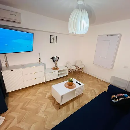 Mira - A For - Old Town Apartment