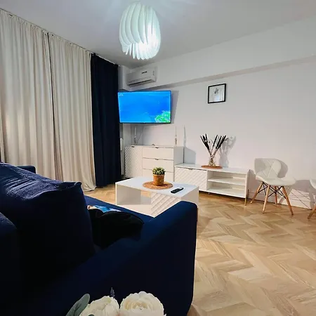 Mira - A For - Old Town Bucharest