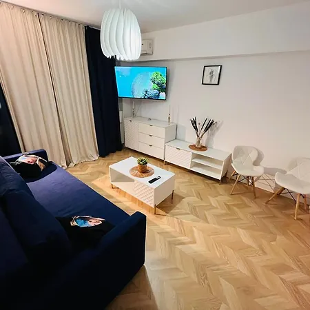 Mira - A For - Old Town Apartment