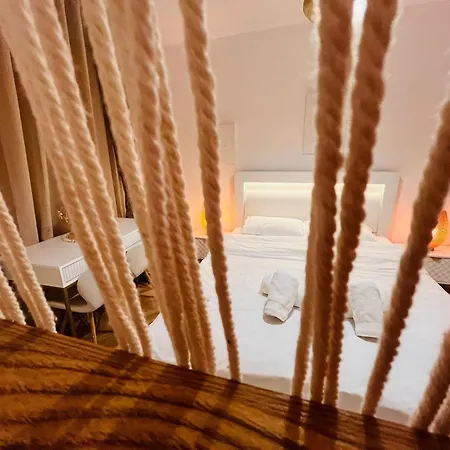 Mira - A For - Old Town Daire