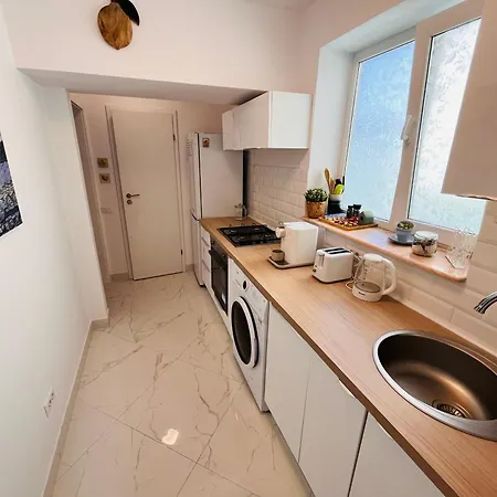 Mira - A For - Old Town * Bükreş