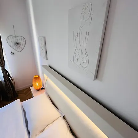 Mira - A For - Old Town Бухарест